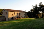 La facciata verso Volterra del casolare.